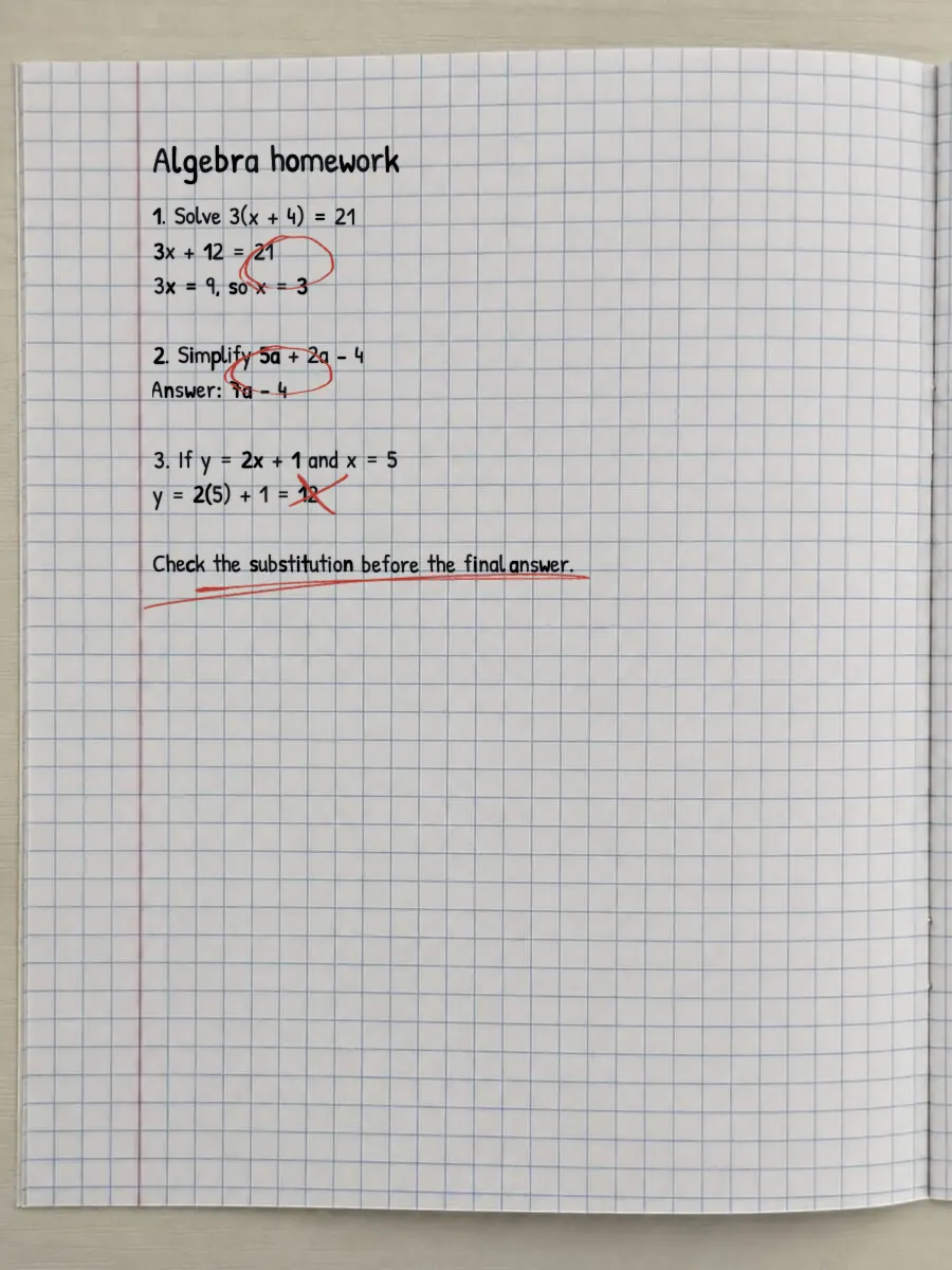 Aperçu de l'éditeur numérique de notes manuscrites cellules végétales versus animales avec tableau et formes dessinées à la main sur papier ligné