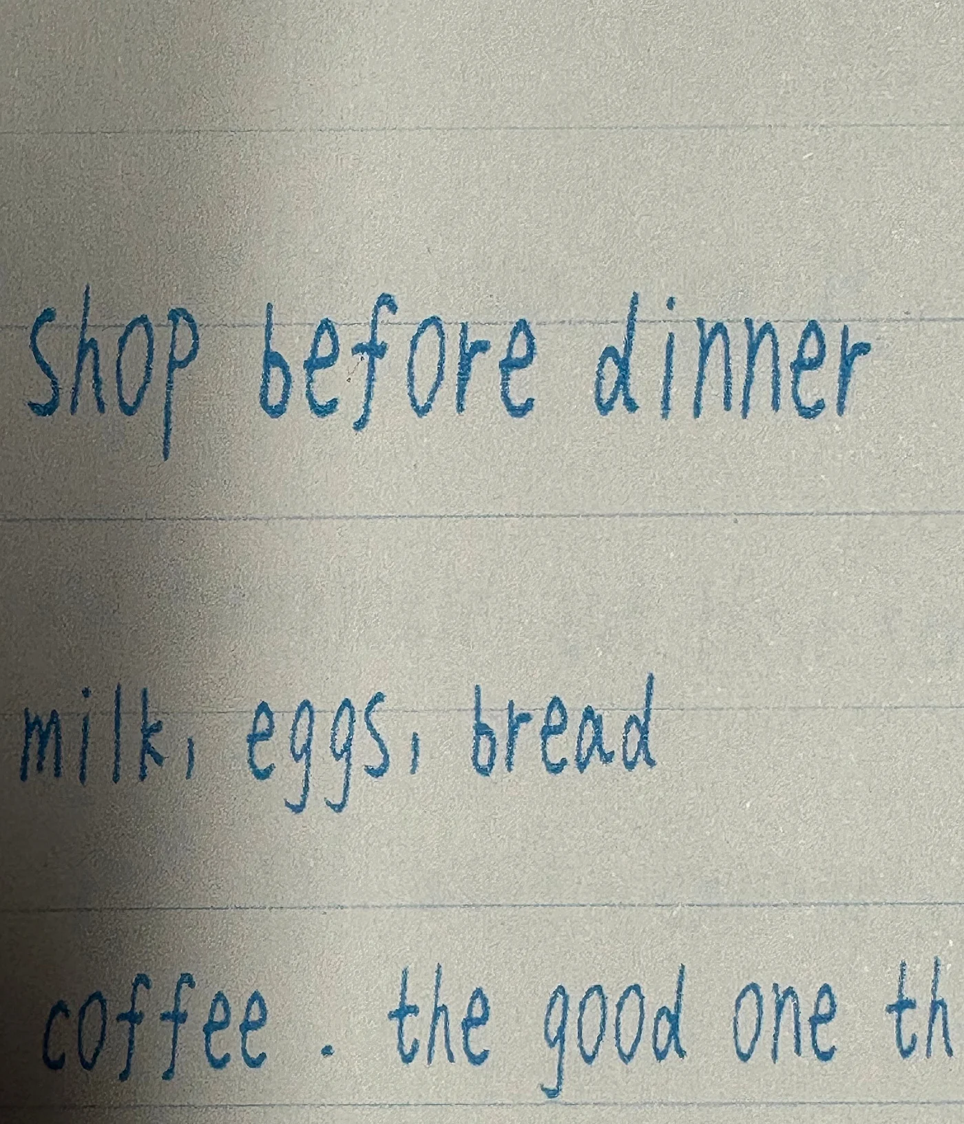 Gros plan de la texture d'encre Original Handwriting imprimée sur une liste de courses irrégulière